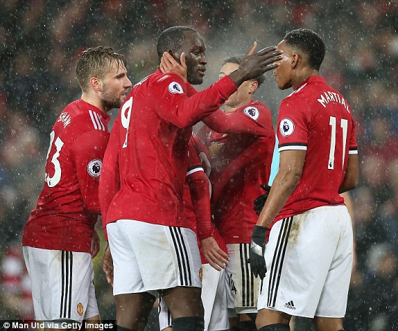  曼城铁卫头槌制胜，连续十场零封创英超新纪录  